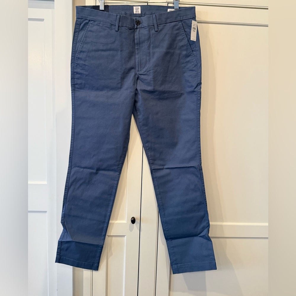 GapFlex Men's Essential Khaki Slim